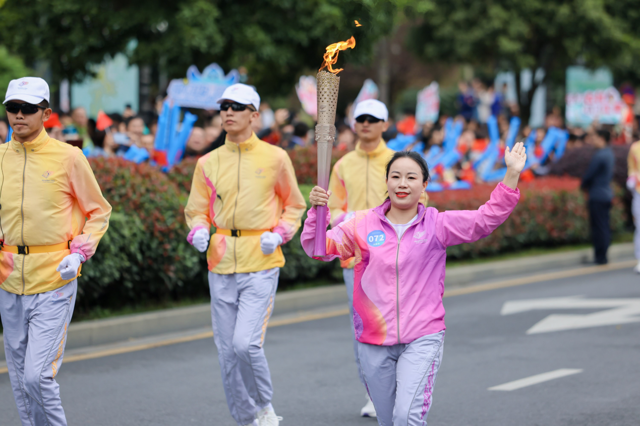 杭州亚残运会火炬手：传递亚运之火 弘扬工匠精神-新华网