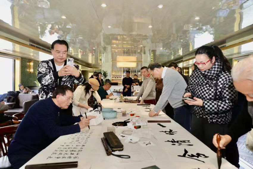 An elegant collection of autumn and winter poems of Jueyuan Qingshe Guimao was held in Tonglu, Hangzhou