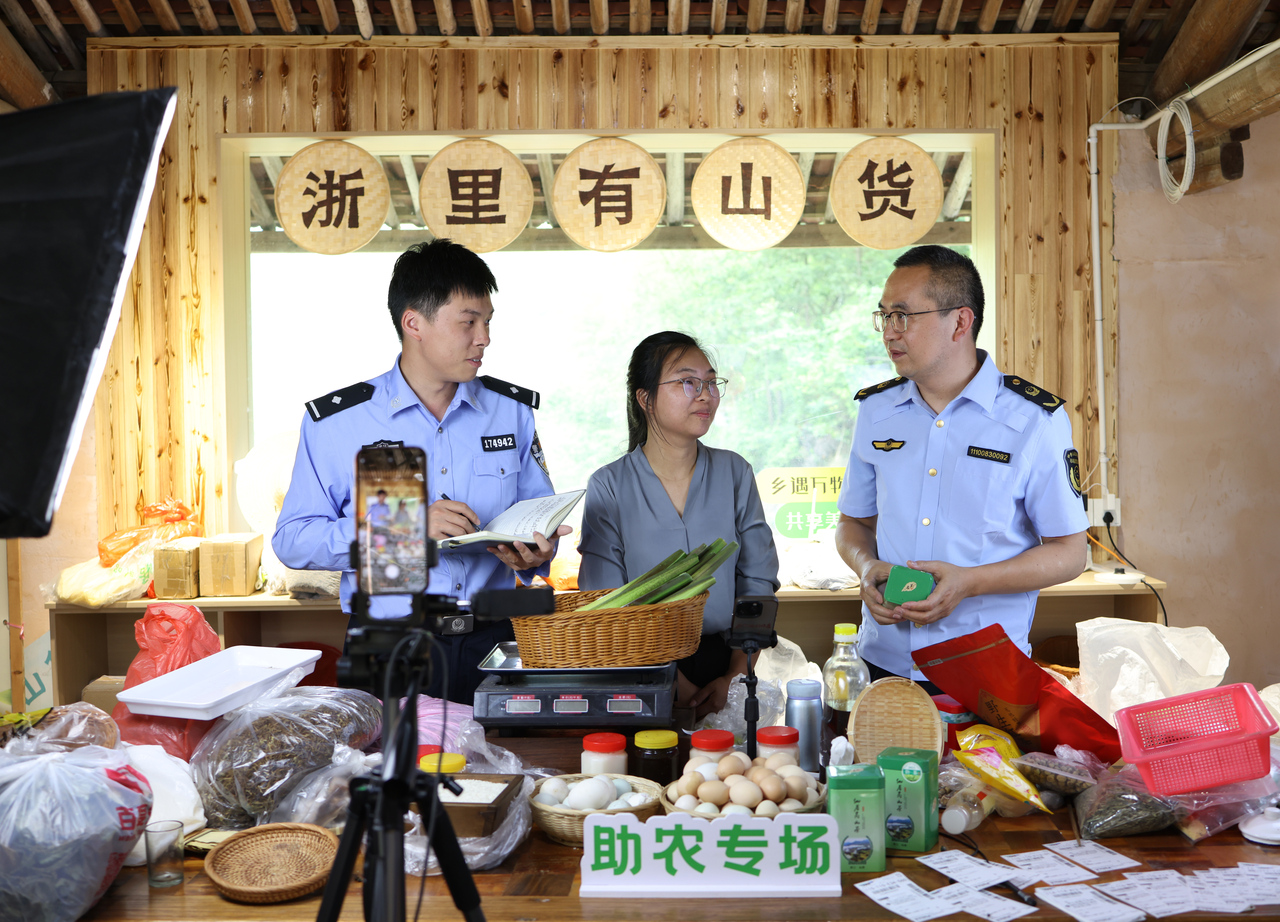2025年5月15日台州市仙居县局会同县公安网警大队到仙居溪港乡直播间开展助农直播指导.jpg