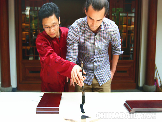 外籍友人拜师浙籍书法家 书写笔尖上的中国