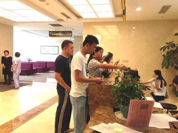 国庆长假第一天 杭州牙科医院接诊量增五成