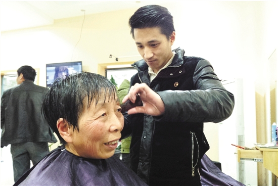 5个小伙子开个理发店 70岁以上老人免费理发