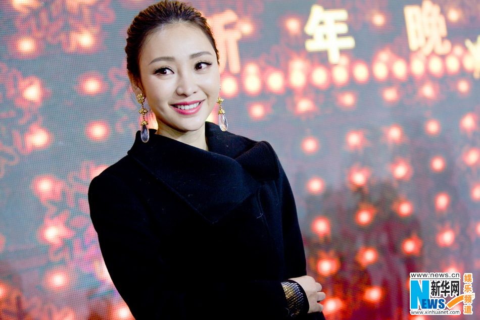 柳岩深V裹身裙凸显玲珑身材 拥抱男粉丝惹尖叫