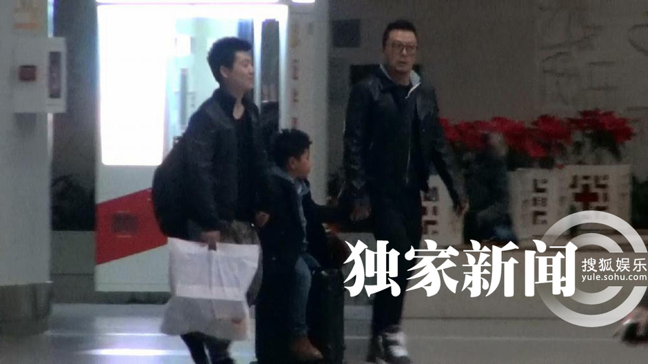 郭涛携儿子石头回京 助理贴身保护(组图)