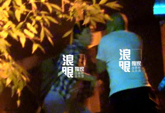 韩庚穿白大褂拍打架戏 拍摄间隙抽烟解乏