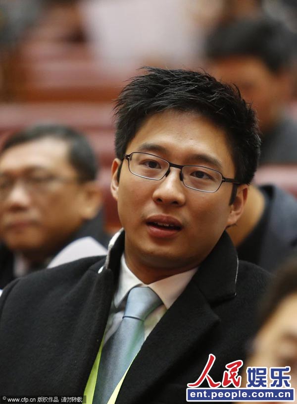 广州政协明星脸引关注 曾志伟被合影霍启山低