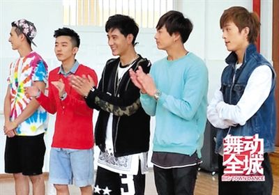 广场舞跳上电视综艺节目 网友:大妈集体正能量