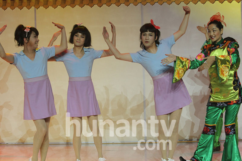 瞿颖《大咖秀》变大妈 <em>大张伟</em>沈凌恶搞<em>美少女</em>