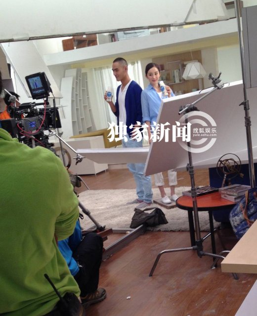 杨幂与阮经天拍广告 厚重大衣护孕体