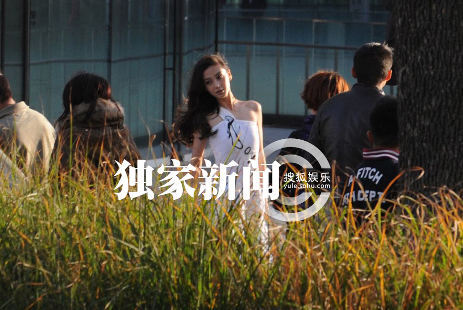 Angelababy不惧严寒做新娘 裸臂上阵拍广告