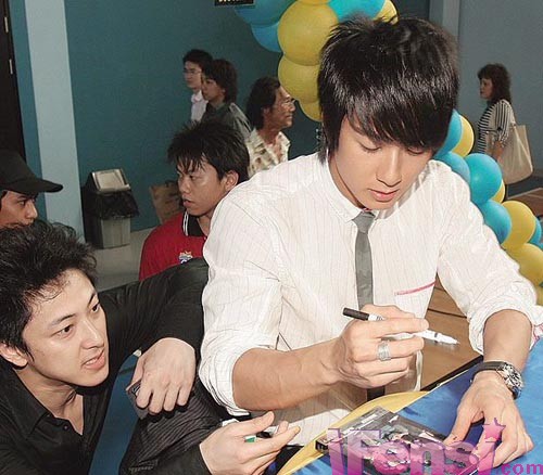 李亚鹏和哥哥黎姿和弟弟 明星的高富帅<em>兄弟姐妹</em>