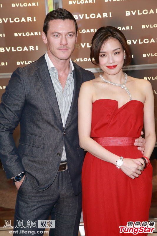 舒淇穿抹胸红裙性感亮相 获好莱坞影星搂腰合