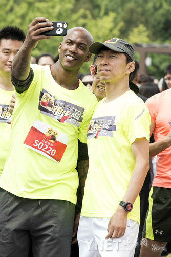 黄奕领衔众星开跑 周韦彤内衣透视性感爆棚