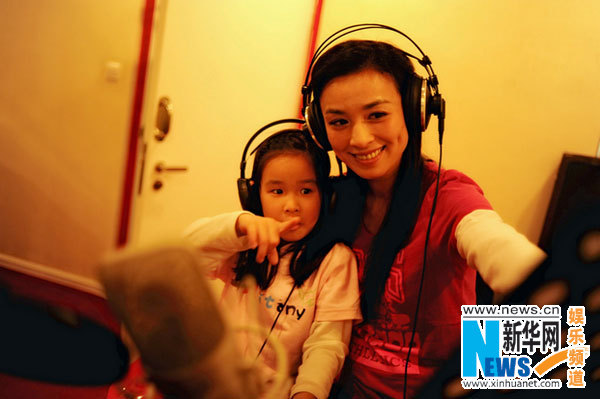 张庭女儿录制歌曲神速完成 被赞有音乐天赋