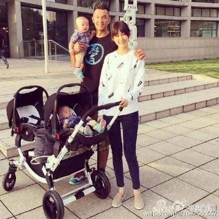 黑人带双胞胎儿子散步 范玮琪消瘦似少女