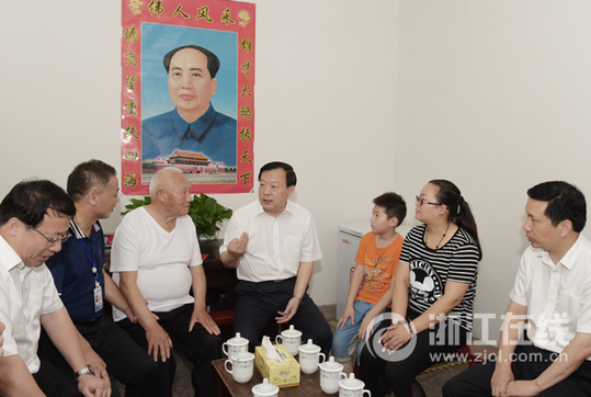 夏宝龙:发挥先锋模范作用 推动各项工作落实