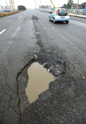 为啥宁波的路一下雨就 坑 人?与施工存瑕疵有