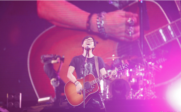 汪峰开唱向章子怡表白 网友:撞完王菲撞恒大