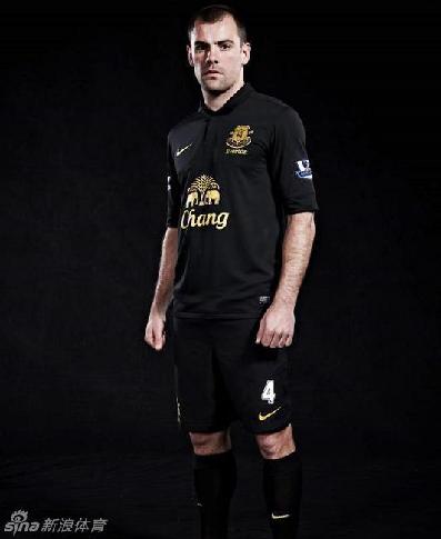 高清- 英超新赛季球衣:曼联红方格利物浦紫色系