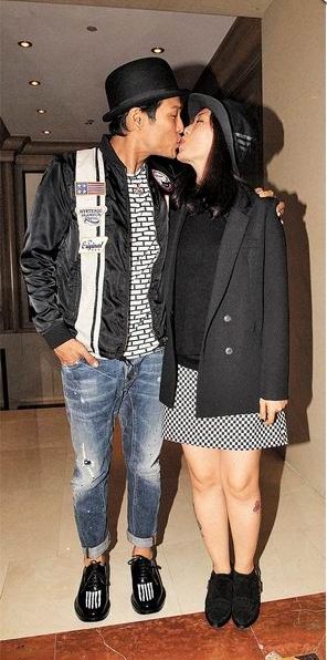 51岁杜德伟与小24岁嫩妻大方亲嘴庆纸婚\/图