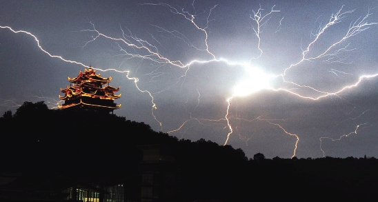 雷雨云碎花朵朵开 昨天杭州被雷6500多次