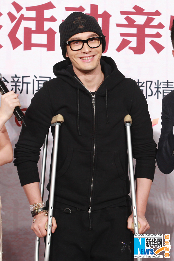 组图:黄晓明拄拐现身影院度元宵节 谭晶笑若桃花