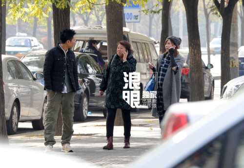 超女唐笑挺大肚产检 心情靓笑拍老公屁屁