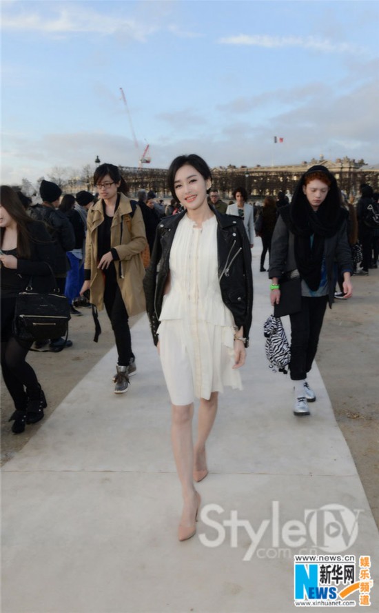 秦岚巴黎时装周首秀清新温婉 白裙皮衣刚柔并