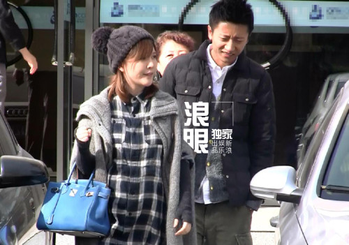 超女唐笑挺大肚产检 心情靓笑拍老公屁屁