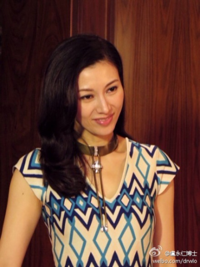 李嘉欣长发披肩流露知性美 愿家庭健康开心(组