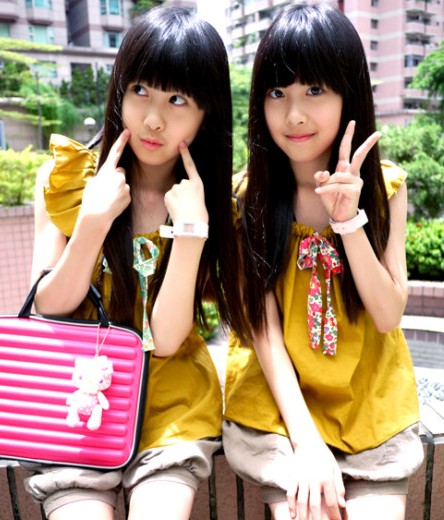 台湾双胞胎萝莉姐妹花私照曝光 清新甜美走红