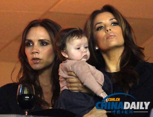 图:设计师贝嫂超敬业 赤脚跪地为闺蜜伊娃试装