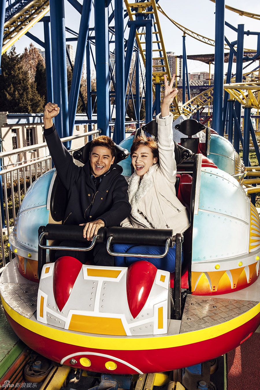 田亮叶一茜拍写真 游乐园回味甜蜜时光(组图)