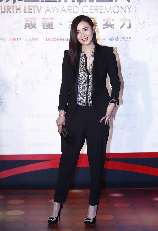 高圆圆张歆艺 演绎职场OL新年时尚范儿