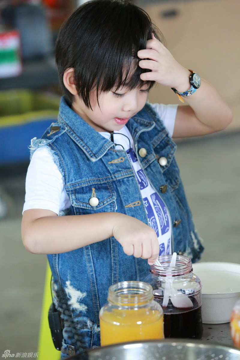 Kimi带队做刨冰 多多误认kimi是妹妹(组图)