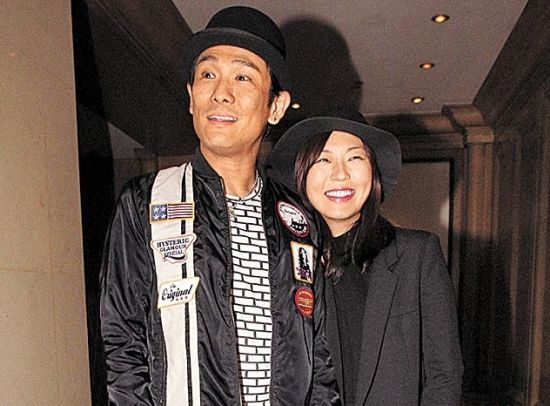 51岁杜德伟与小24岁嫩妻大方亲嘴庆纸婚\/图