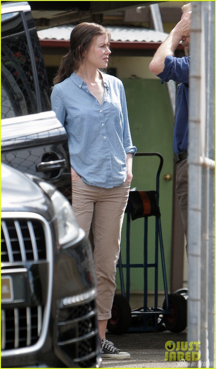 妮可·基德曼告别金发 黑发造型拍摄《异乡》(组图)