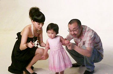 李湘女儿偷吻小小志 大牌星爸星妈亲子照(图)