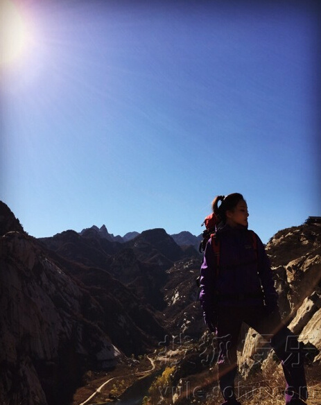 李小璐晒深秋外拍美照 金黄落叶映衬佳人美景