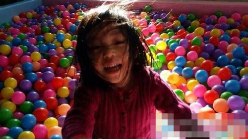 赵薇女儿玩欢乐球 长发披肩美女初长成(图)