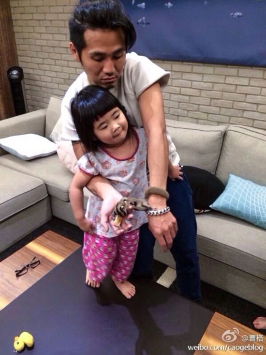 <em>姐姐</em>Grace和Joe喂松鼠 萌系暖娃融化网友