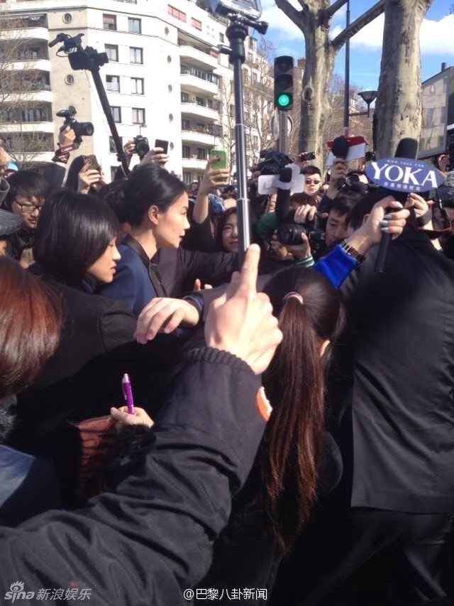 王菲亮相巴黎时装秀 粉丝围观气场强大(组图)