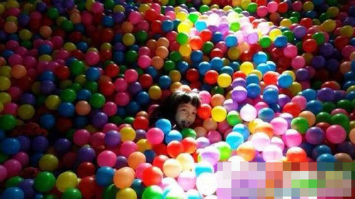 赵薇女儿玩欢乐球 长发披肩美女初长成(图)