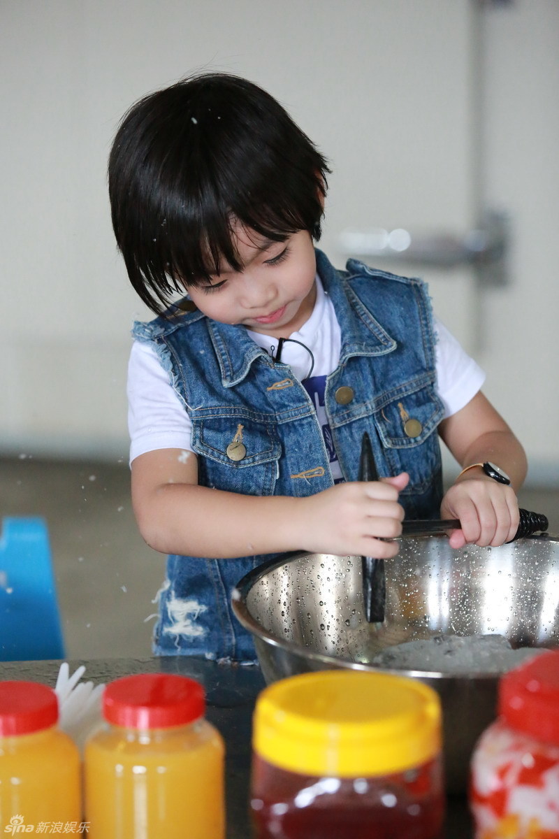 Kimi带队做刨冰 多多误认kimi是妹妹(组图)