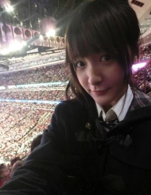 徐娇观战NBA芝加哥公牛队比赛 乔丹铜像前留