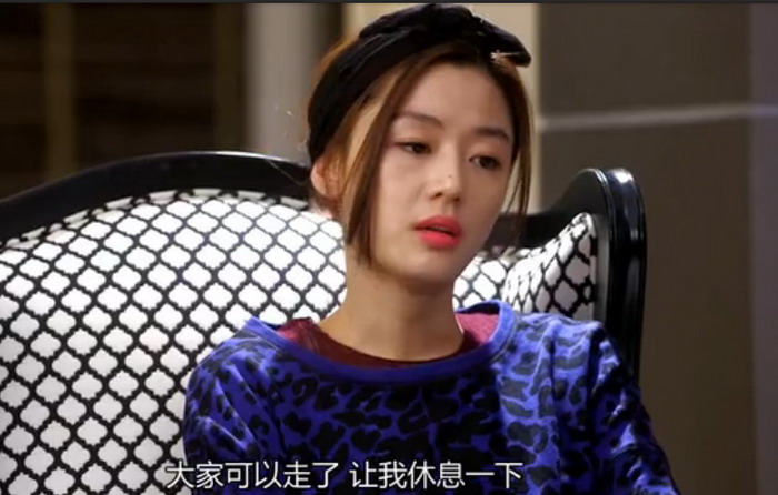 学《星星的你》全智贤挑发饰 甜美又俏皮