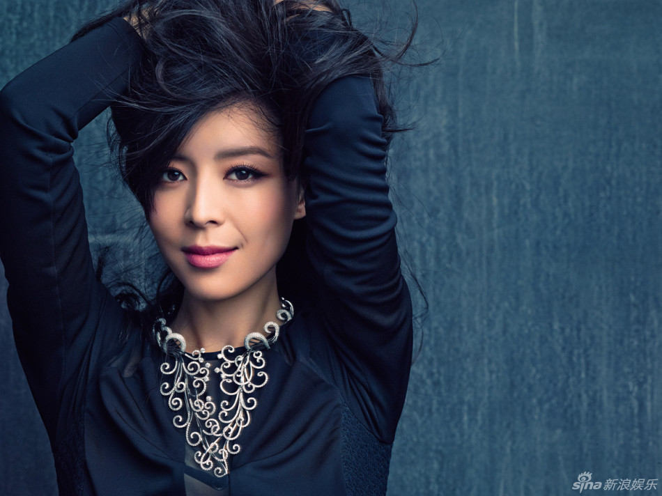 张静初宝蓝色大片彰显冬日知性优雅(图)