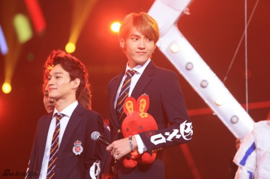 EXO、SJ东方卫视跨年引爆全场 黄晓明秀肌肉