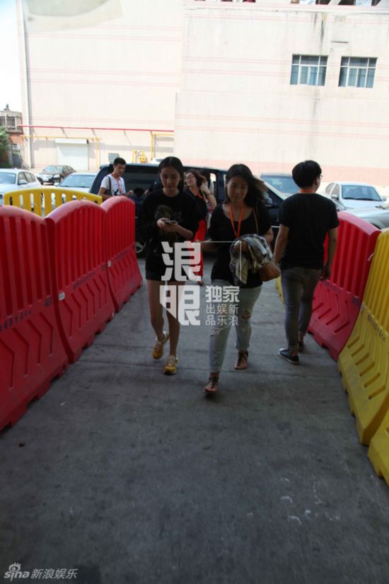 杨幂被霆锋调戏坐大腿 陈坤目睹全程无动于衷