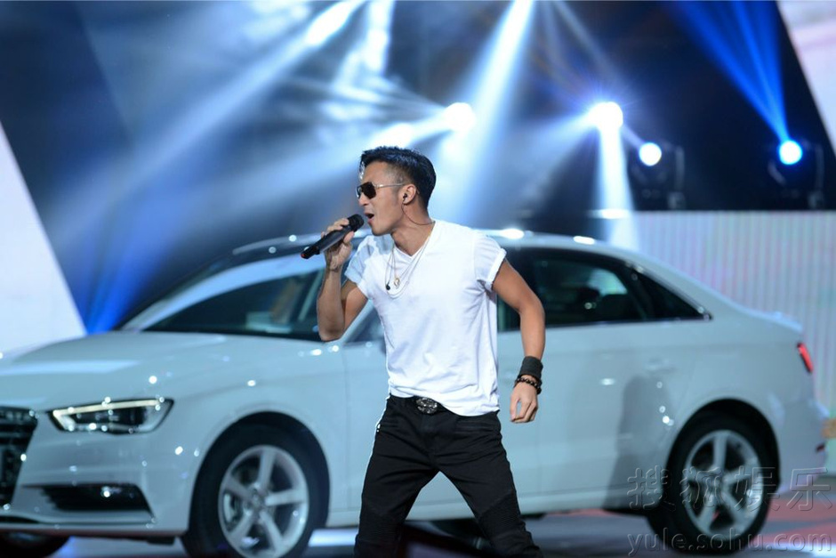 谢霆锋与王菲恋情曝光后出席活动 引全场哄笑